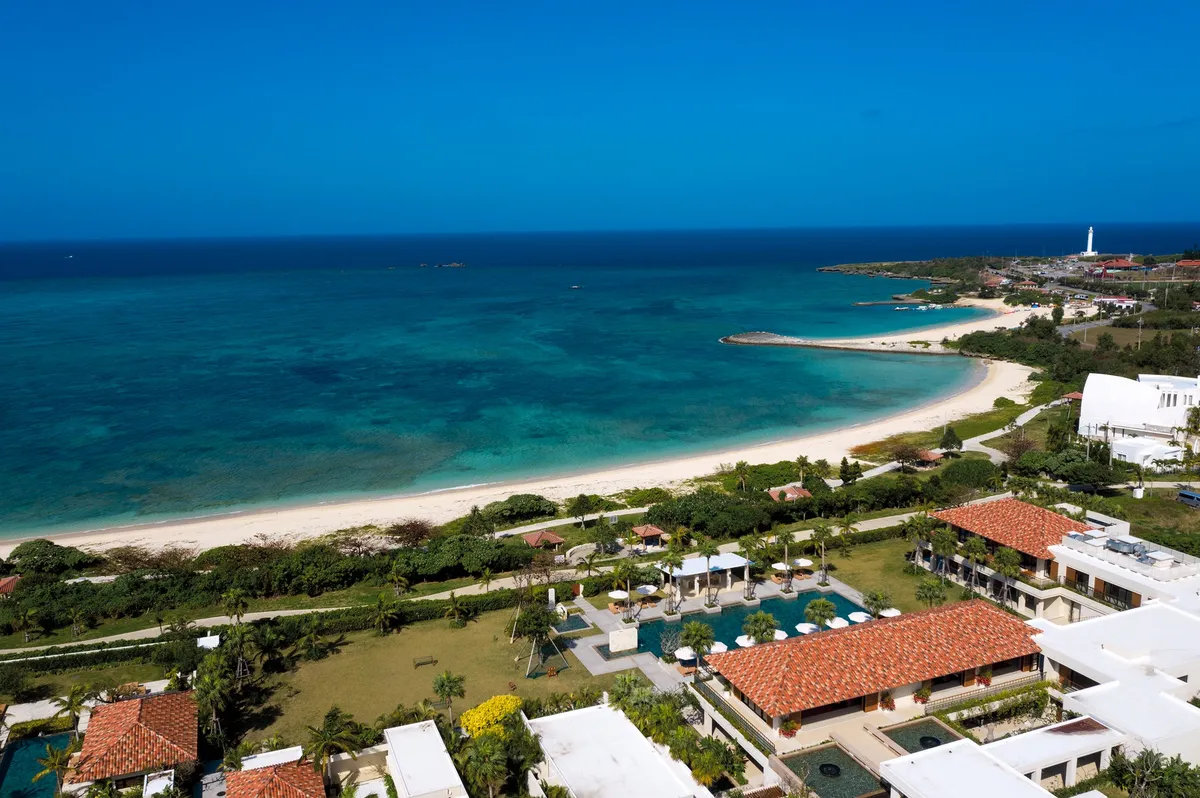 読谷村の美しい海岸線とリゾートの全景