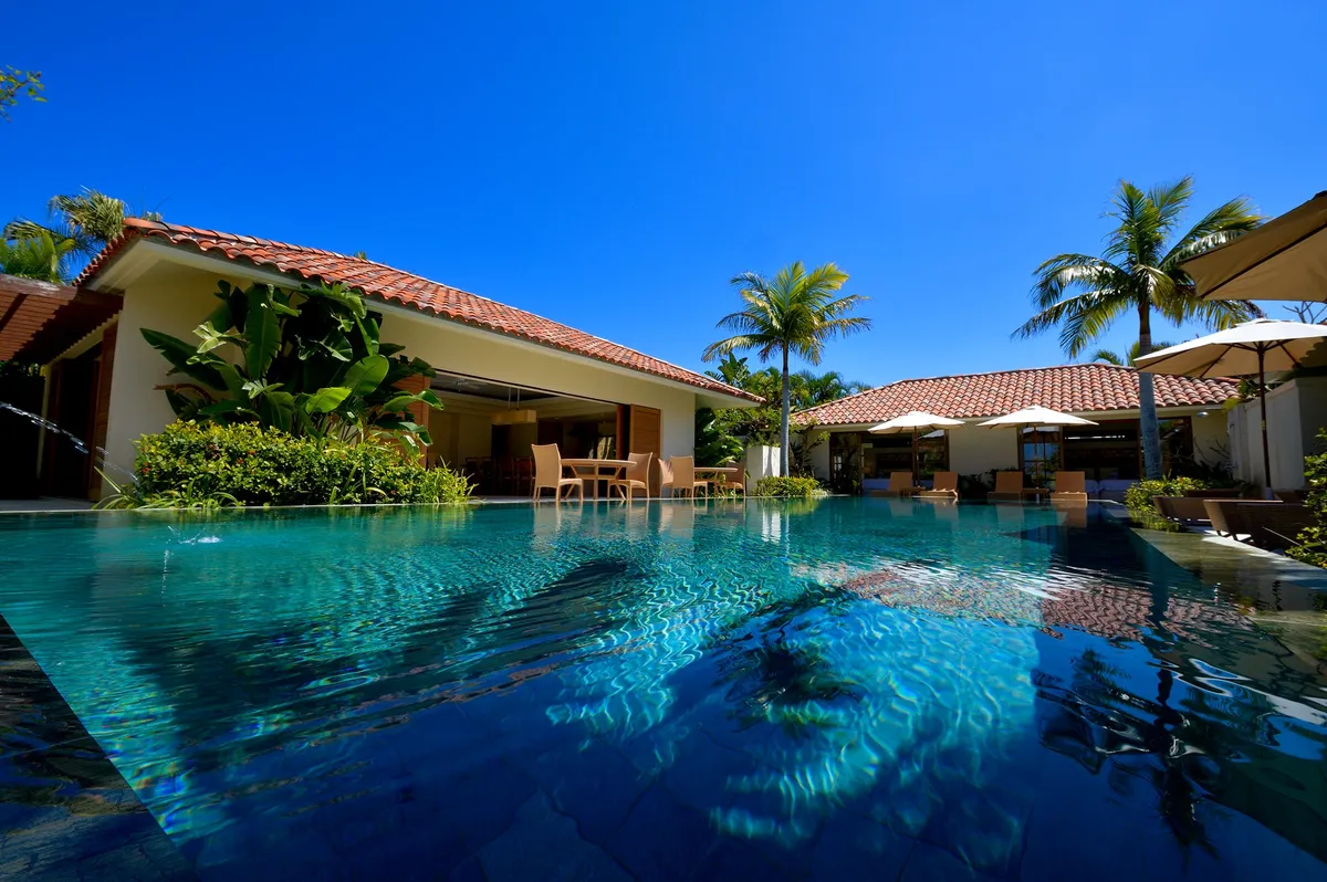 赤瓦の屋根とプライベートプールが美しいヴィラ