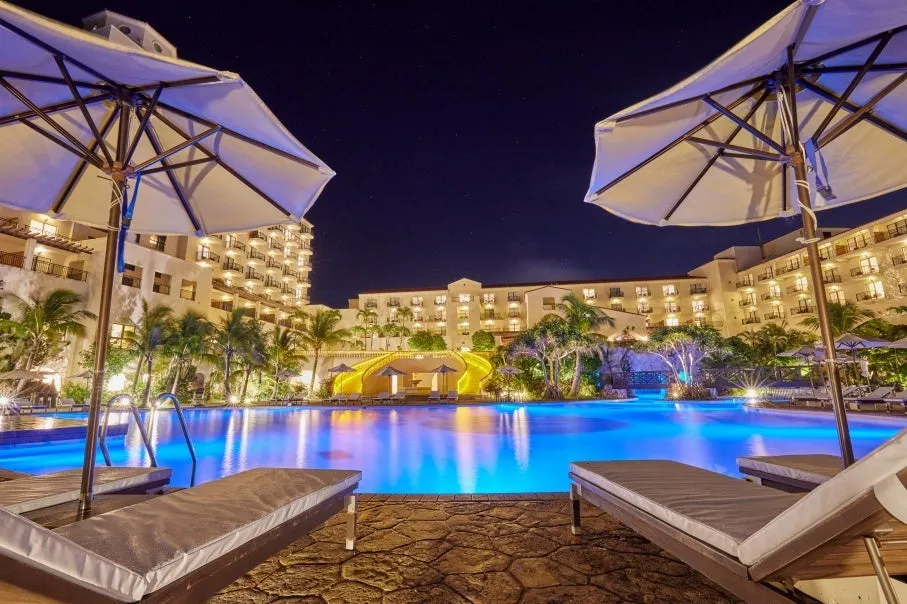 ライトアップされた幻想的なナイトプール