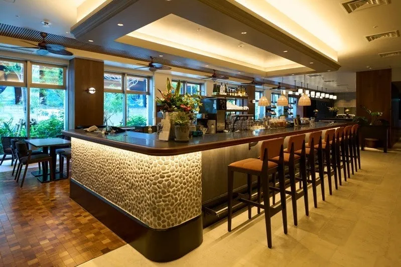 落ち着いた照明が灯るBLUE BOOKS CAFÉのカウンター席