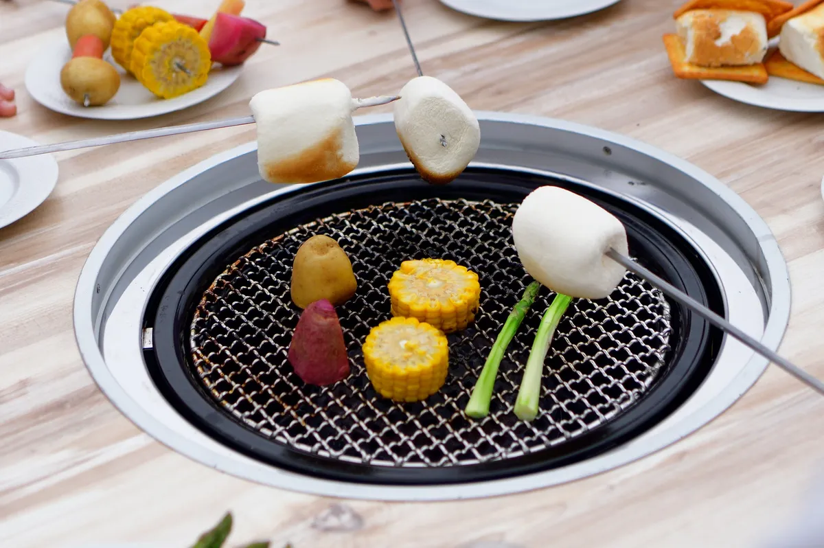 グリルで焼かれるマシュマロと色鮮やかな夏野菜