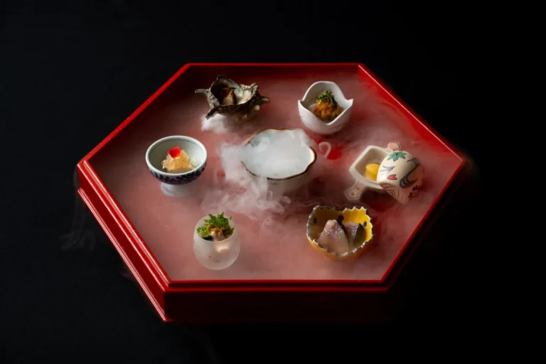 泡盛の魂を次世代へ。ノボテル沖縄那覇で味わう、AI技術が生んだ奇跡の食材「うま藻」特別ディナー