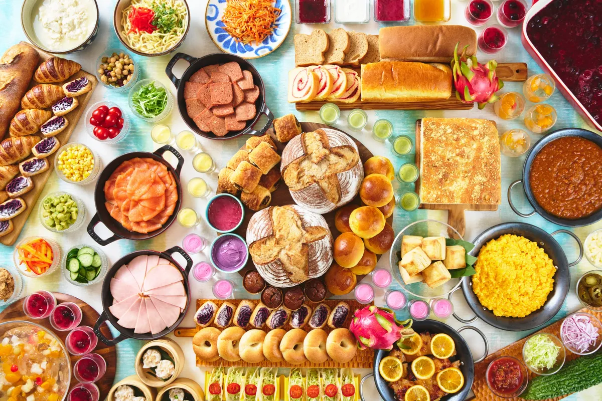 彩り豊かな朝食ビュッフェの全景