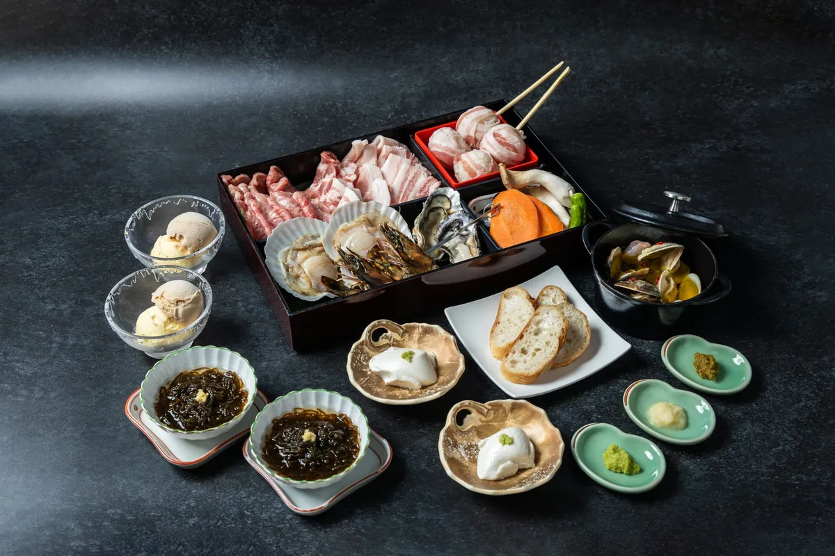 客室で提供される新鮮な魚介やお肉、島野菜をふんだんに使った豪華な食事セット