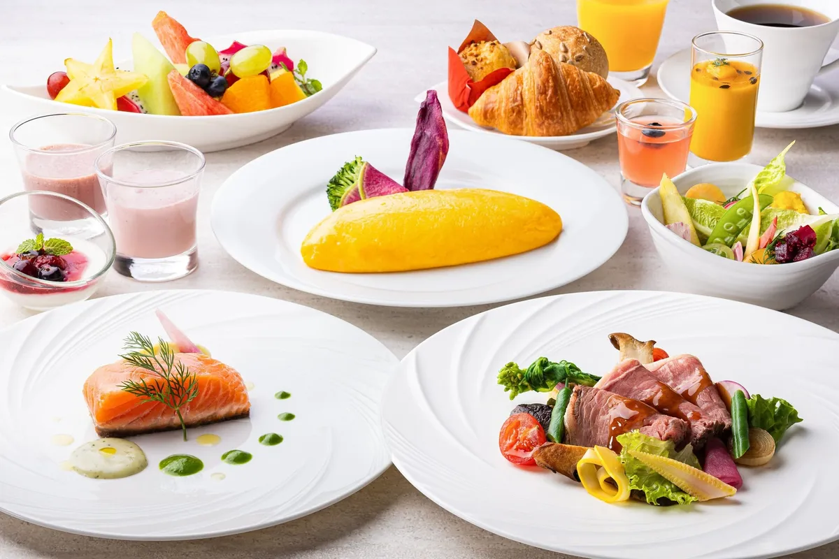 5種類から選べるメイン料理など、彩り豊かな朝食メニューの数々