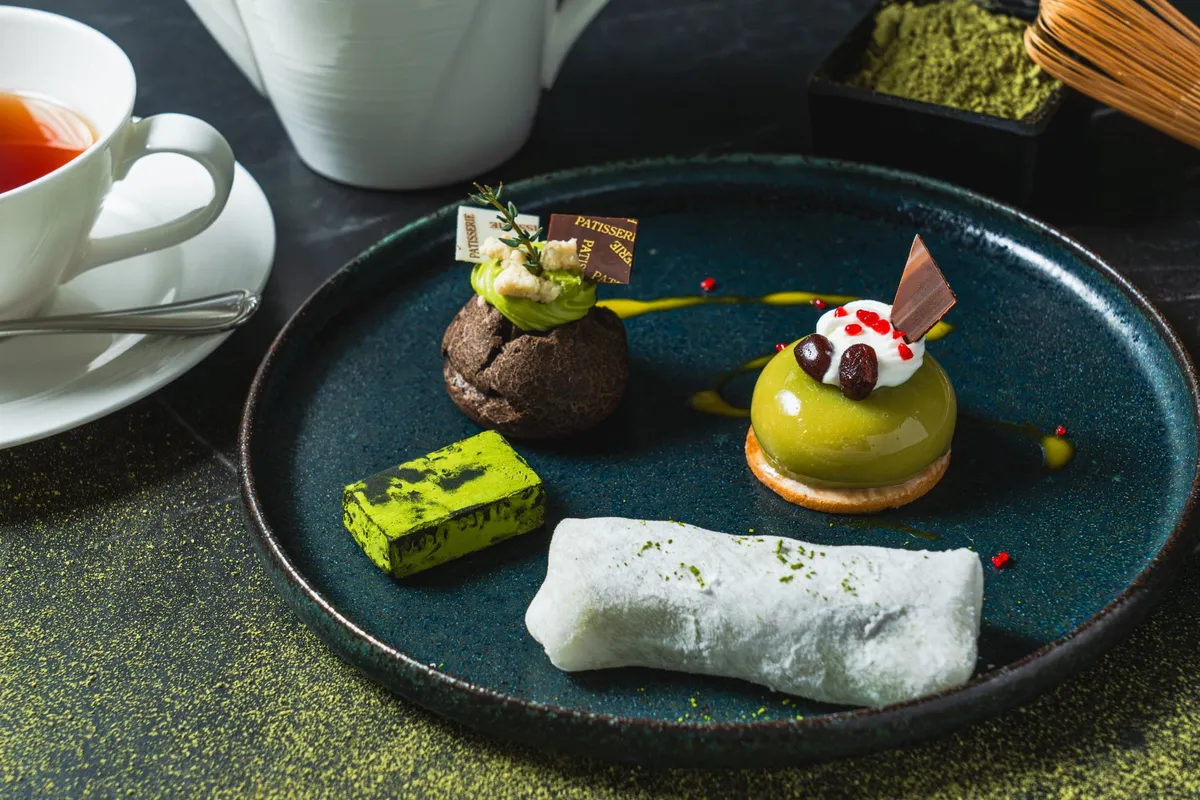 スイーツ。抹茶のシュークリームやムースなど、濃厚な味わいが揃います。