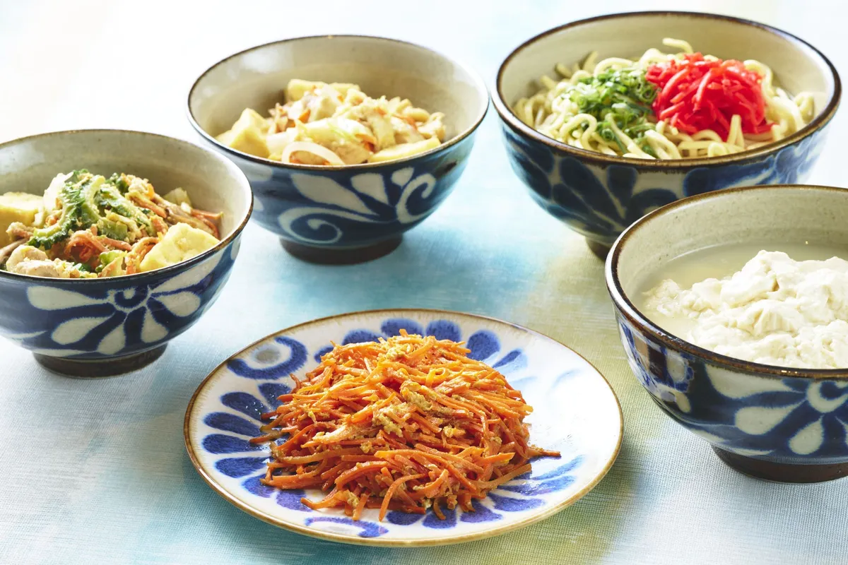 沖縄そばやゴーヤーチャンプルーなどの伝統料理