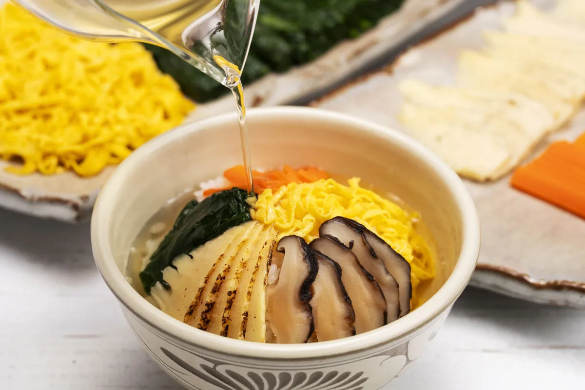 出汁をかけて楽しむ沖縄の伝統料理セーファン（菜飯）