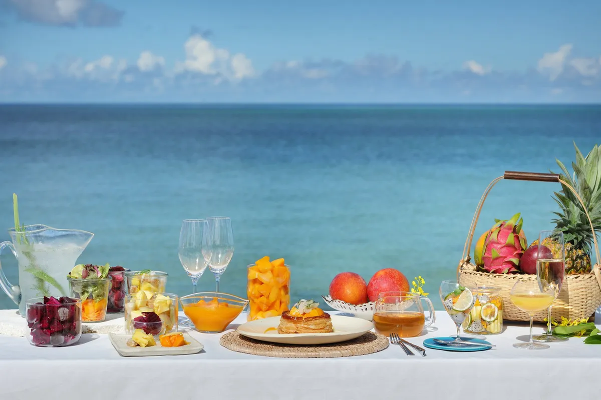 海を眺めながら楽しむ贅沢な朝食