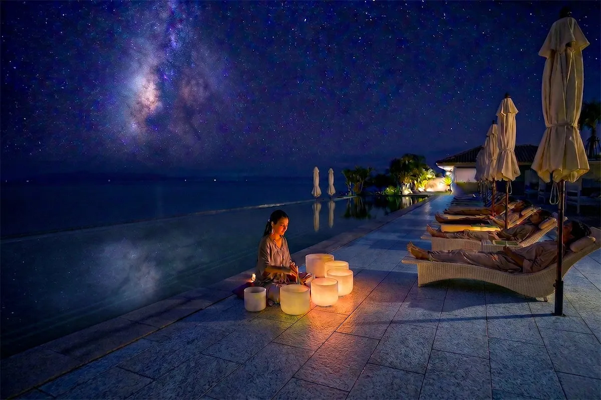 星空の下、プールサイドでのサウンドバス瞑想