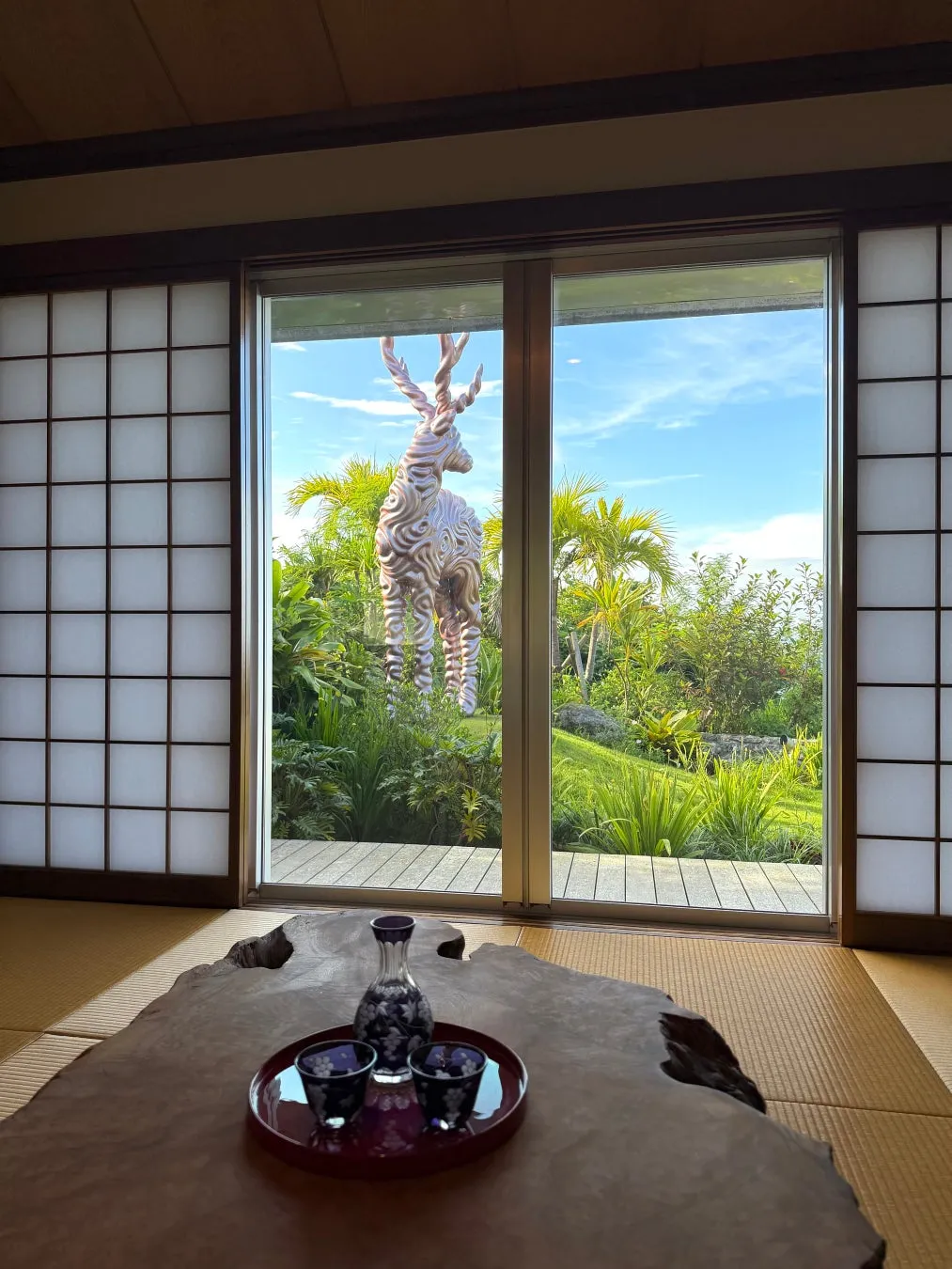 和室から眺める彫刻と庭園の風景