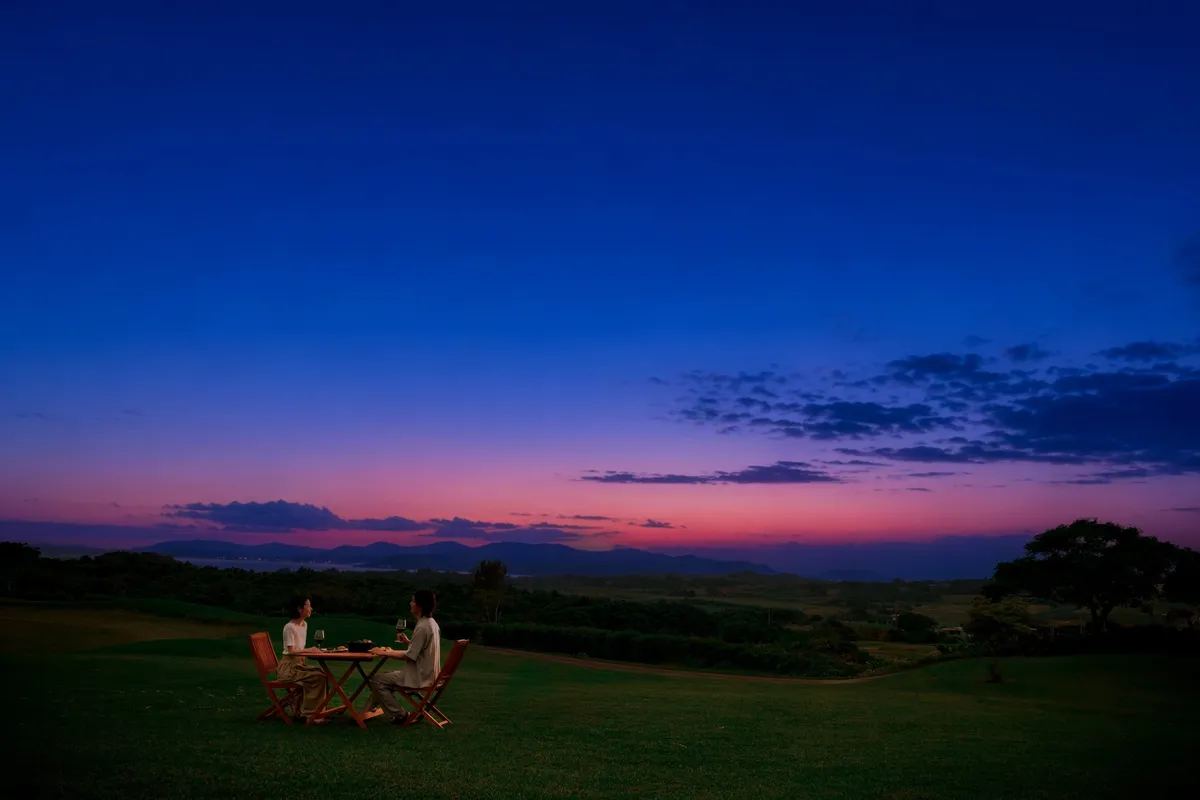 夕暮れ時の絶景ディナーを楽しむ様子