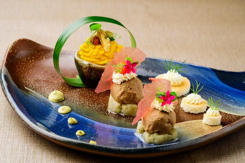 美しいやちむんに盛り付けられた前菜のフォアグラパルフェ