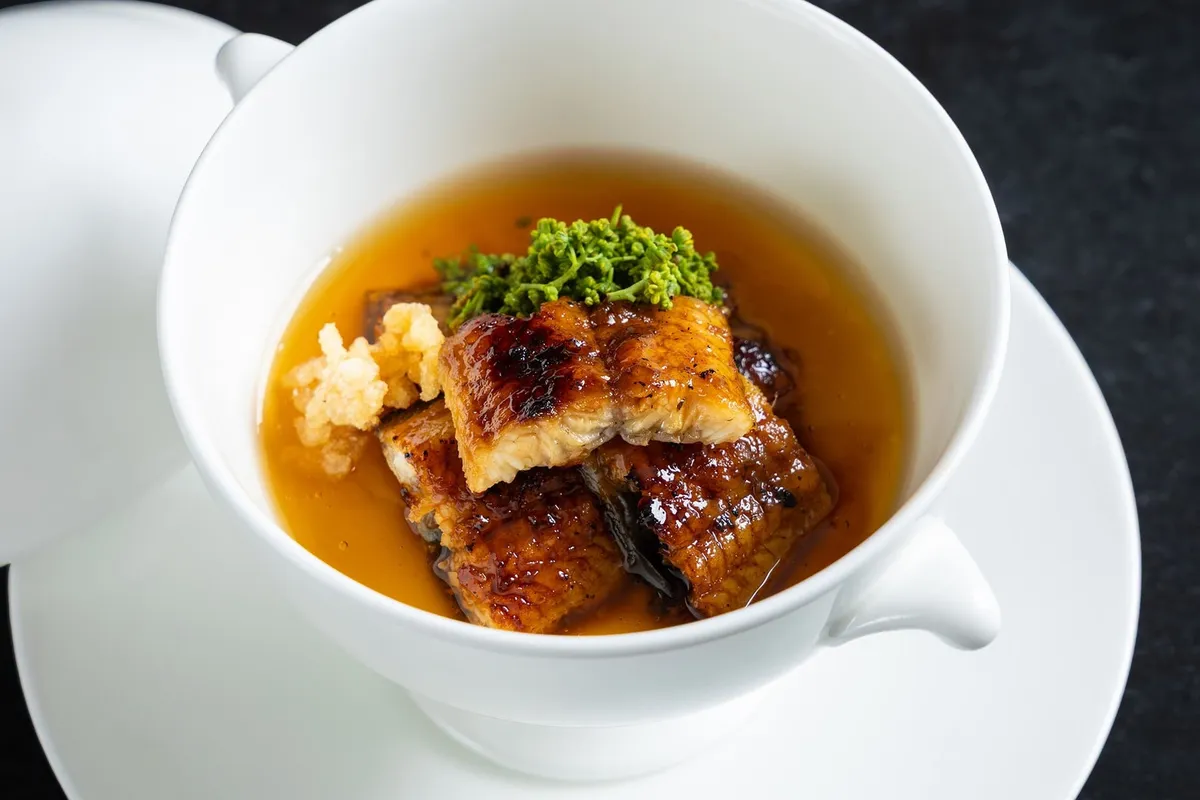 九州産鰻とナーベラを使用した贅沢な茶碗蒸し