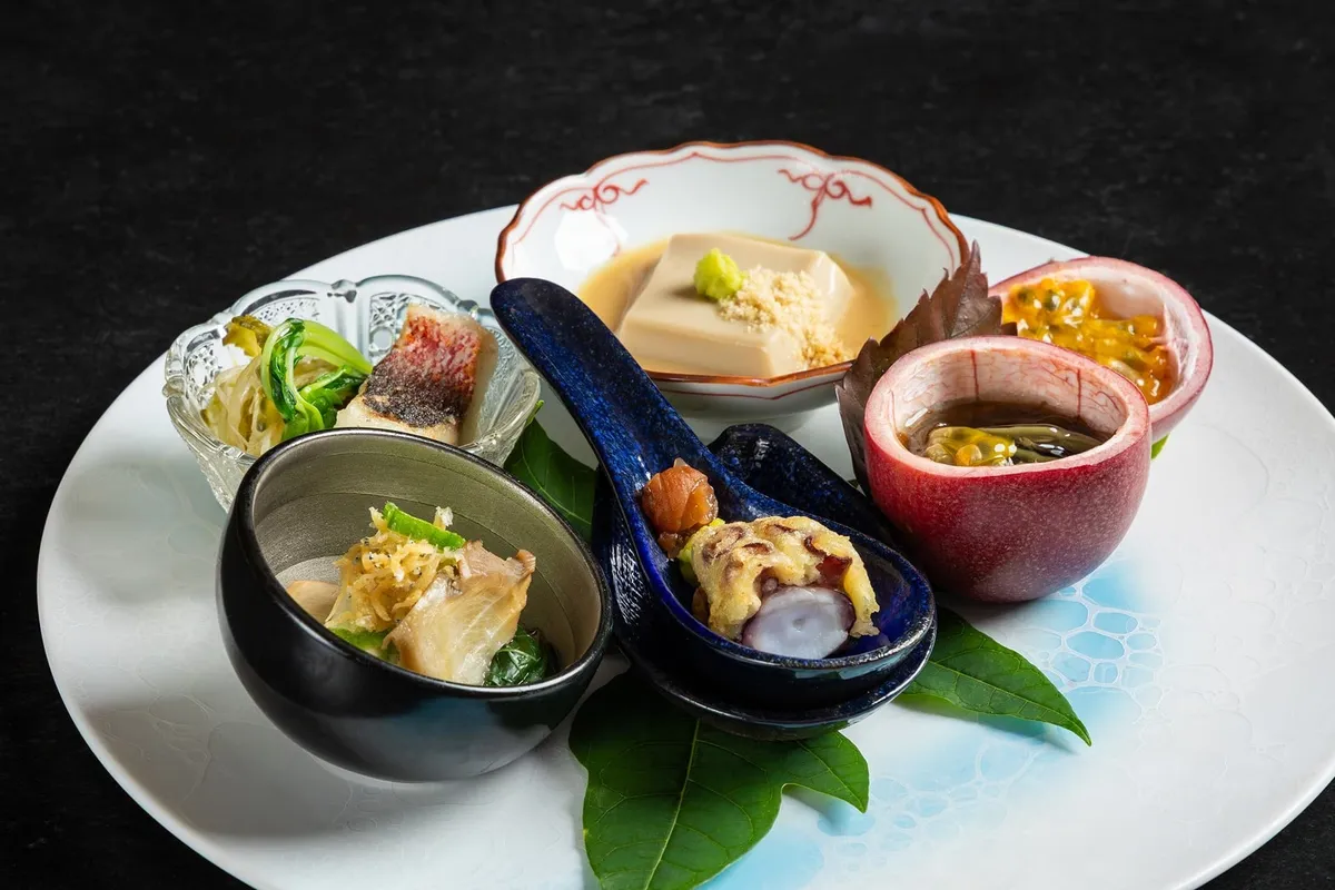 沖縄の地産食材をふんだんに使用した彩り豊かな前菜盛り合わせ