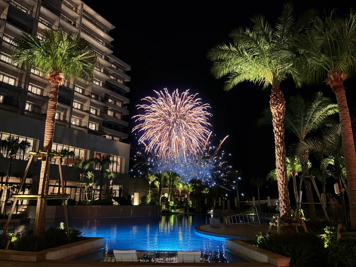 ホテル建物の目の前で大きく花開く黄金色の打上花火