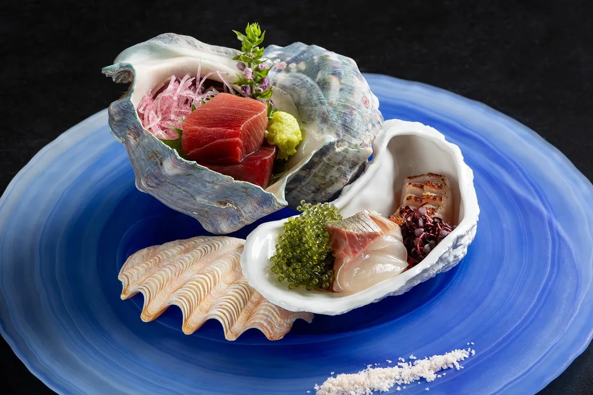 天然生本鮪と海ぶどうを添えたお造り
