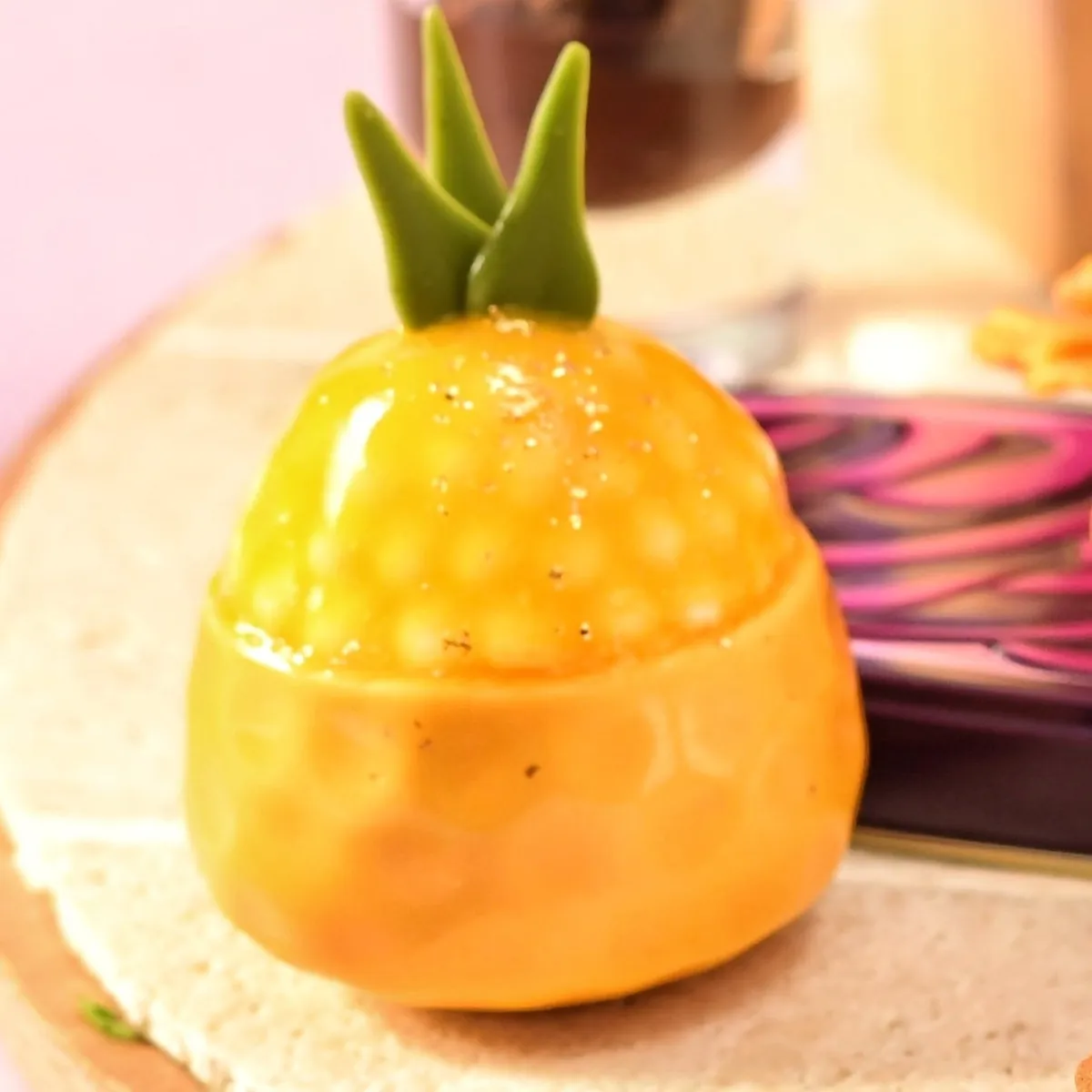 パイナップルの形をした可愛らしいスイーツ