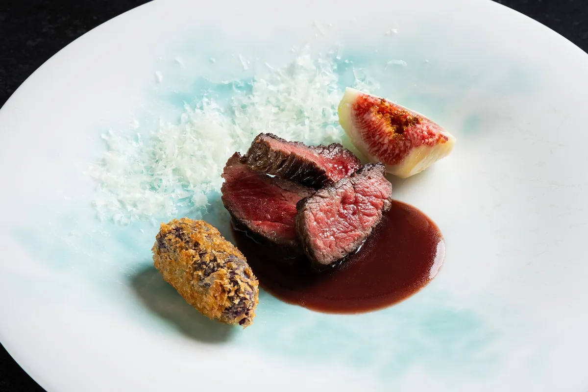 石垣牛ランプ肉の炭火焼にイチジクを添えて