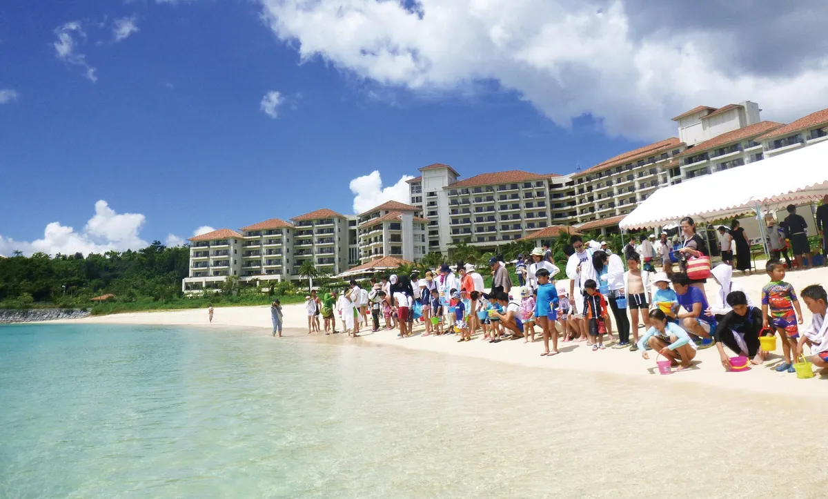 第15回「海の日」イベントで行われた稚魚放流の様子
