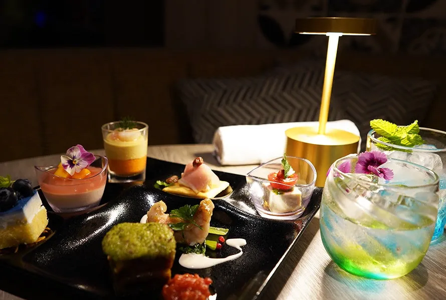 レストランでの華やかな料理とドリンクのペアリング