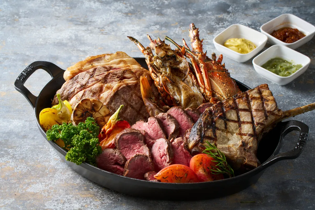 国産牛と伊勢海老が贅沢に盛られたシェアプレート